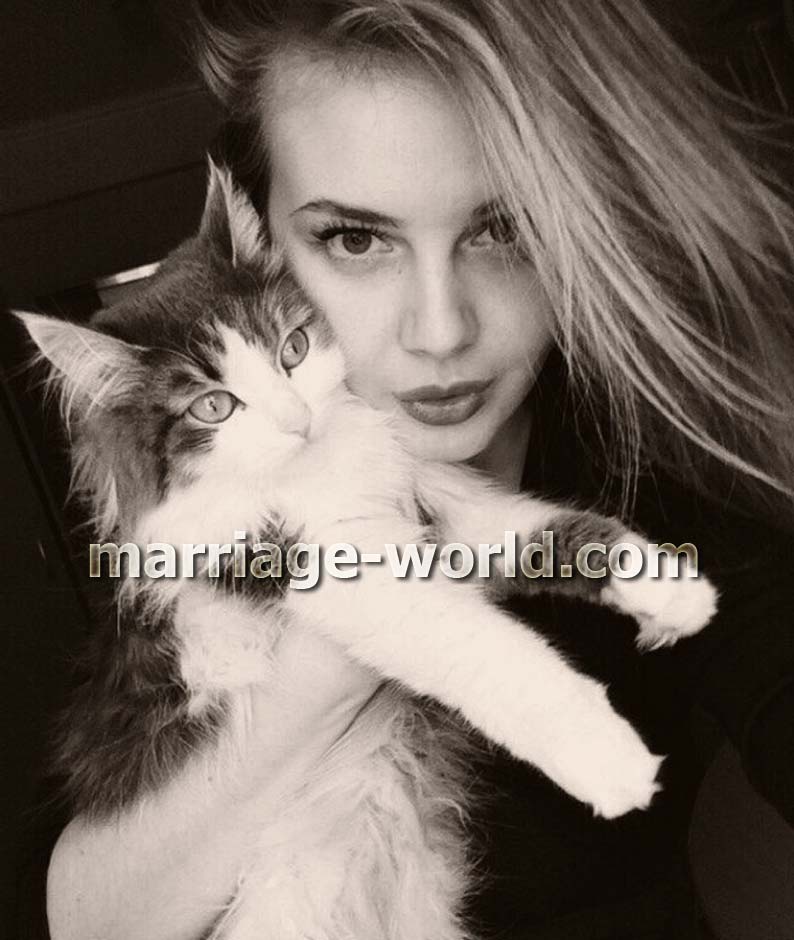 mujer rusa con gato