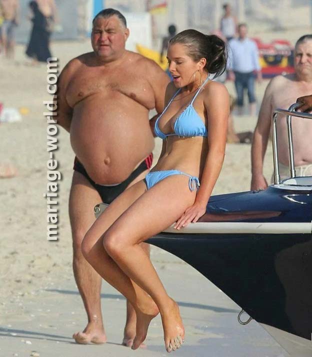 hombre con sobrepeso y una chica