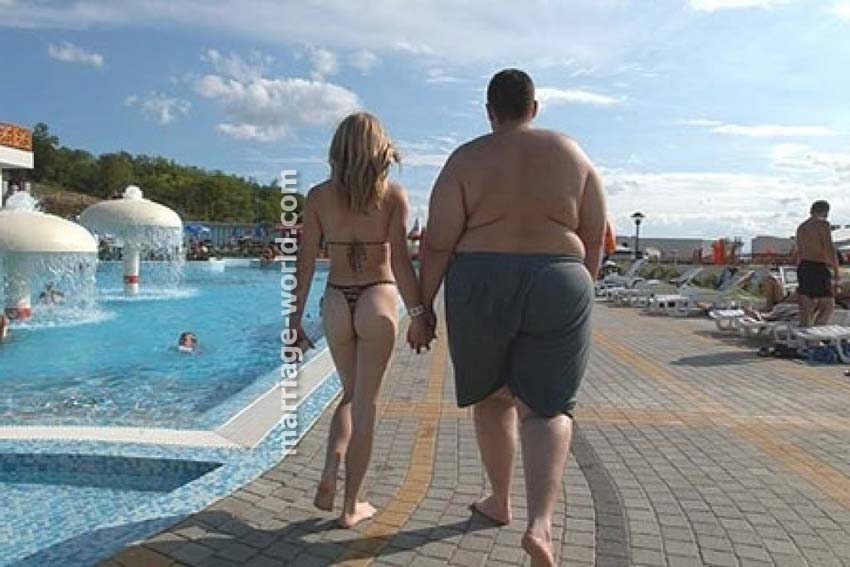 hombre gordo y una chica