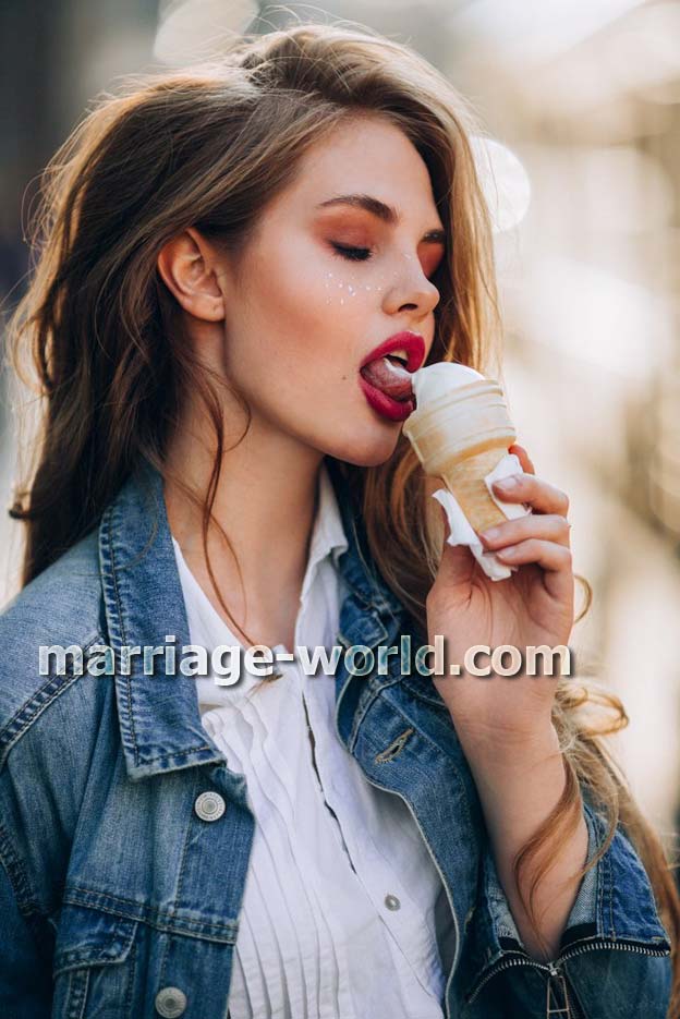 mujer rusa comiendo helado