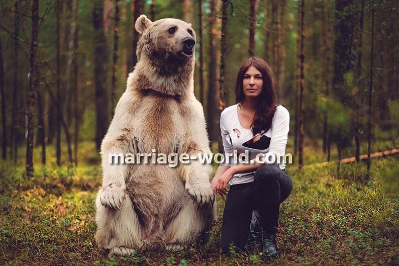mujer rusa con un oso