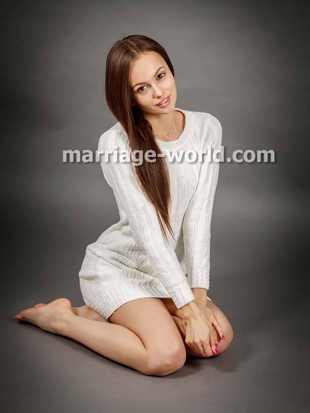 mujer rusa con vestido blanco