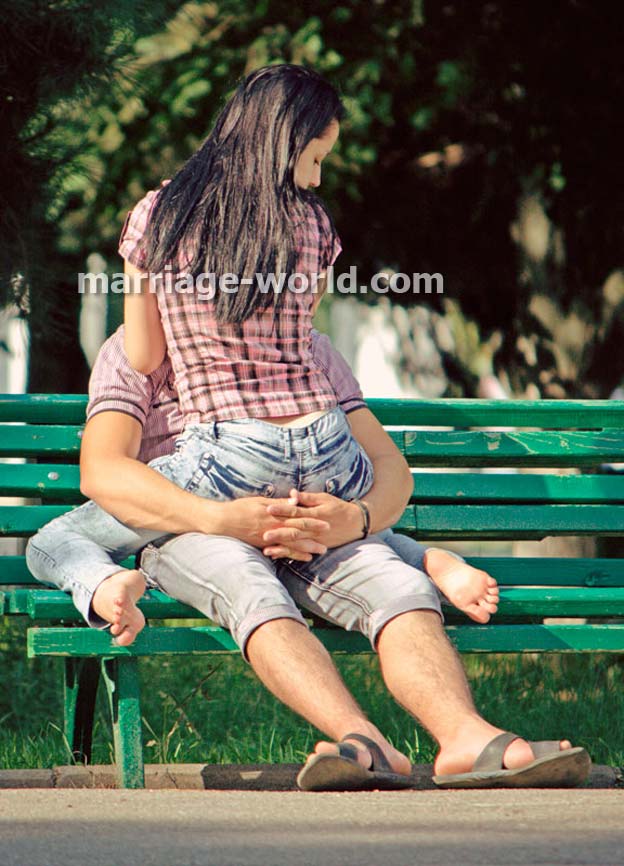 mujer rusa sentada en las rodillas de un hombre extranjero