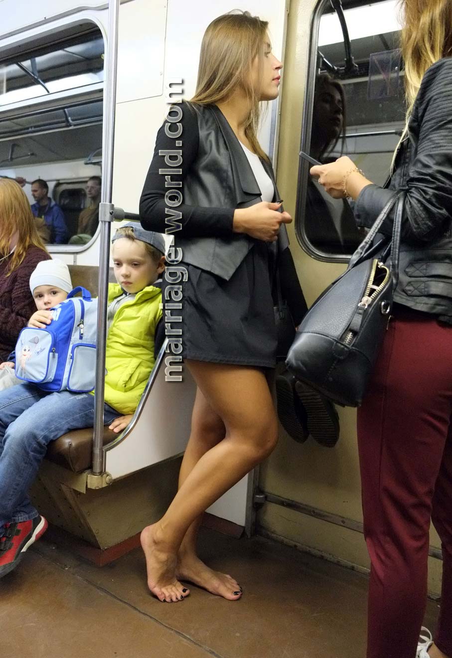 chica rusa descalza en el metro de moscú
