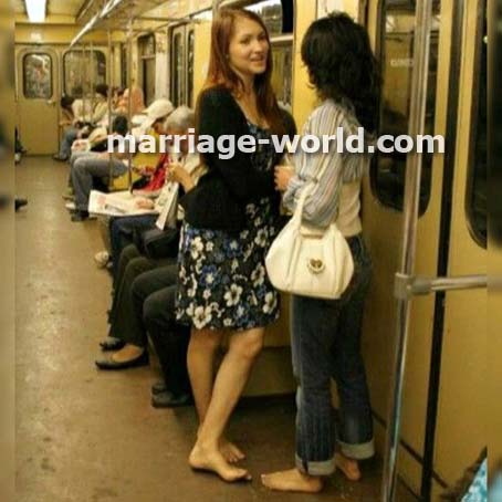 mujer rusa descalza en el metro de san petersburgo
